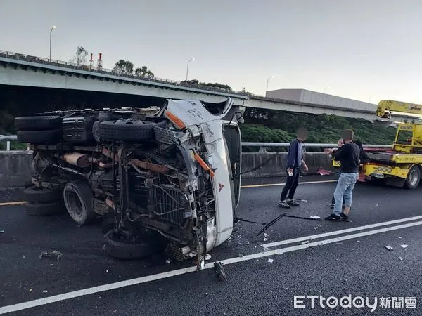 ▲▼國1五楊高架南下4車事故，23歲男駕駛一度受困拖吊車內             。（圖／記者陳以昇翻攝）