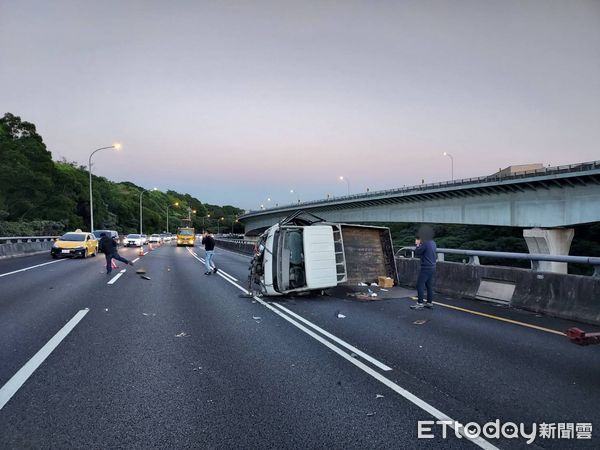 ▲▼國1五楊高架南下4車事故，23歲男駕駛一度受困拖吊車內             。（圖／記者陳以昇翻攝）