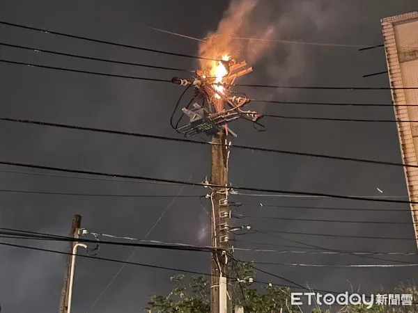 ▲▼新北汐止深夜「電線桿」爆火花狂燒　台電人員緊急到場。（圖／記者張君豪翻攝）