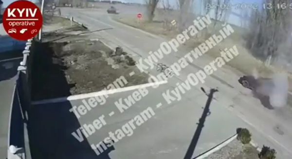 ▲▼俄軍在基輔近郊，轟炸一輛民用汽車。（圖／翻攝自KYIV operative）
