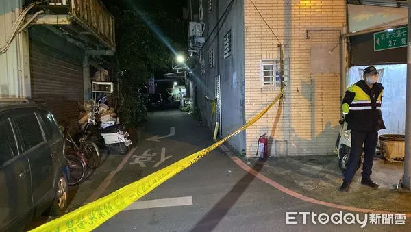 ▲▼泰山男疑因毒品債務糾紛，遭多人圍攻，胸口中刀斃命，警方在現場圍起封鎖線拍照採證。（圖／記者游宗樺攝）