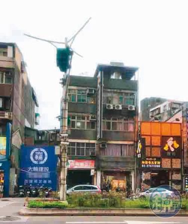 大輪建設先前在台北市八德路4段立招牌販售預售屋（紅框處為基地）。（讀者提供）