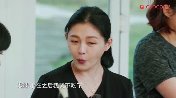 ▲《幸福三重奏》大S說不吃蝦的原因，讓現場3位老公立刻動手幫剝蝦。（圖／翻攝CHOCO TV）