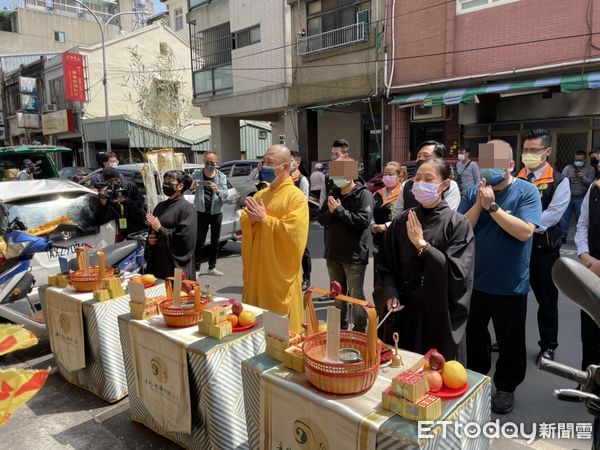 ▲▼台中興中街火警6死，引魂儀式，招魂。（圖／記者鄧木卿攝）