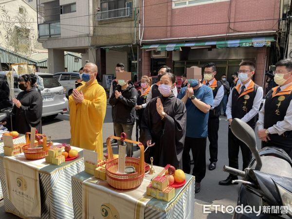 ▲▼台中興中街火警6死，引魂儀式，招魂。（圖／記者鄧木卿攝）