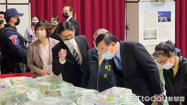 ▲台南地檢署偵辦台南史上最大宗10億元安非他命550公斤走私案，在南檢大禮堂舉辦扣案物品展示，台灣高檢署邢泰釗檢察長、台南高分檢署費玲玲檢察長、台南市戴謙副市長等多人，親自到場視察並聽取簡報。（圖／記者林悅攝，下同）