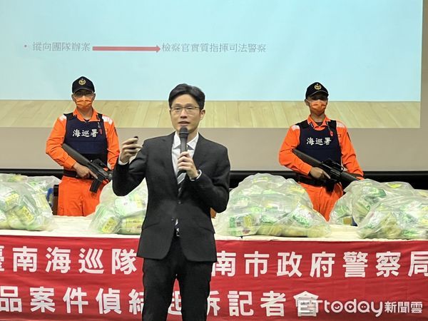 ▲台南地檢署偵辦台南史上最大宗10億元安非他命550公斤走私案，在南檢大禮堂舉辦扣案物品展示，台灣高檢署邢泰釗檢察長、台南高分檢署費玲玲檢察長、台南市戴謙副市長等多人，親自到場視察並聽取簡報。（圖／記者林悅攝，下同）