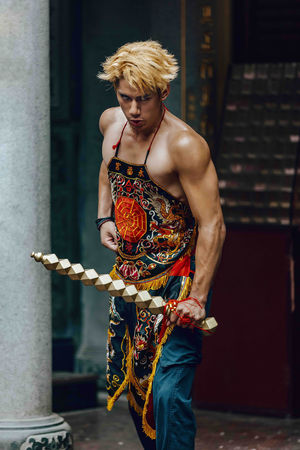 ▲▼朱軒洋戲路大開扮乩童，眼盯神明竟真來感應             。（圖／公視提供）