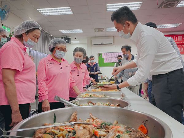 ▲新竹市長林智堅今宣布，全市共餐食堂服務恢復內用。（圖／新竹市政府提供）