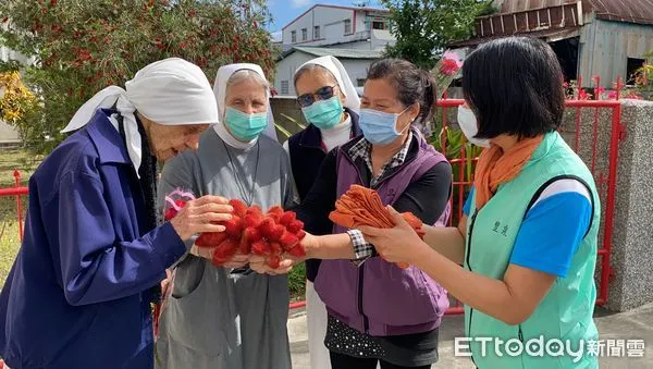 ▲社區志工贈送圍脖和送玫瑰花給「聖十字架療養院」的修女們。（圖／記者楊漢聲翻攝）