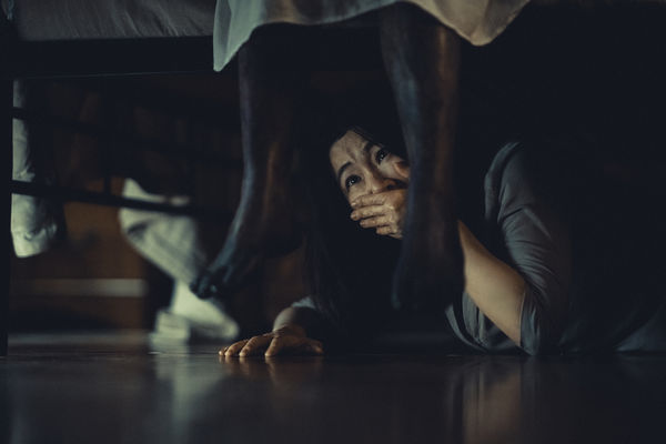 ▲▼《頭七》Selina在床底撞鬼的戲是真心感到害怕。（圖／皮諾丘電影提供）