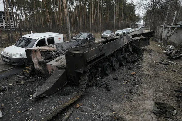 ▲▼烏克蘭基輔市郊的伊爾平（Irpin），平民撤離車隊經過被摧毀的俄羅斯坦克。（圖／達志影像／美聯社）