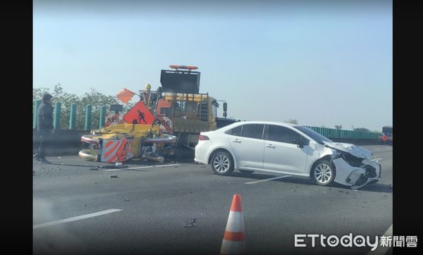 ▲國道工程車又遭撞，小客車車頭撞爛打橫釀大堵車。（圖／翻攝記者爆料網）