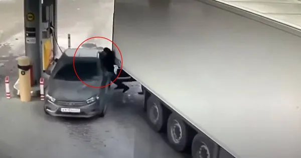 男子當時就站在2車之間，他就被貨車、轎車狠狠「夾起拖行」，影片曝光嚇壞人。（圖／翻攝自「爆料公社－匿名公社」）