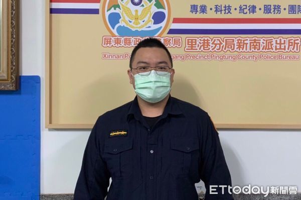 ▲里港警分局新南派出所警員雷鴻銘幫助曾男返家            。（圖／記者陳崑福翻攝，下同）