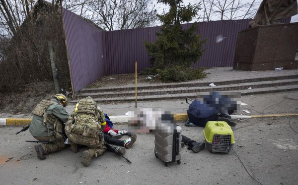 ▲▼ 烏克蘭首都基輔西郊伊爾平市（Irpin）遭俄軍空襲，造成數人死傷。（圖／達志影像／美聯社）
