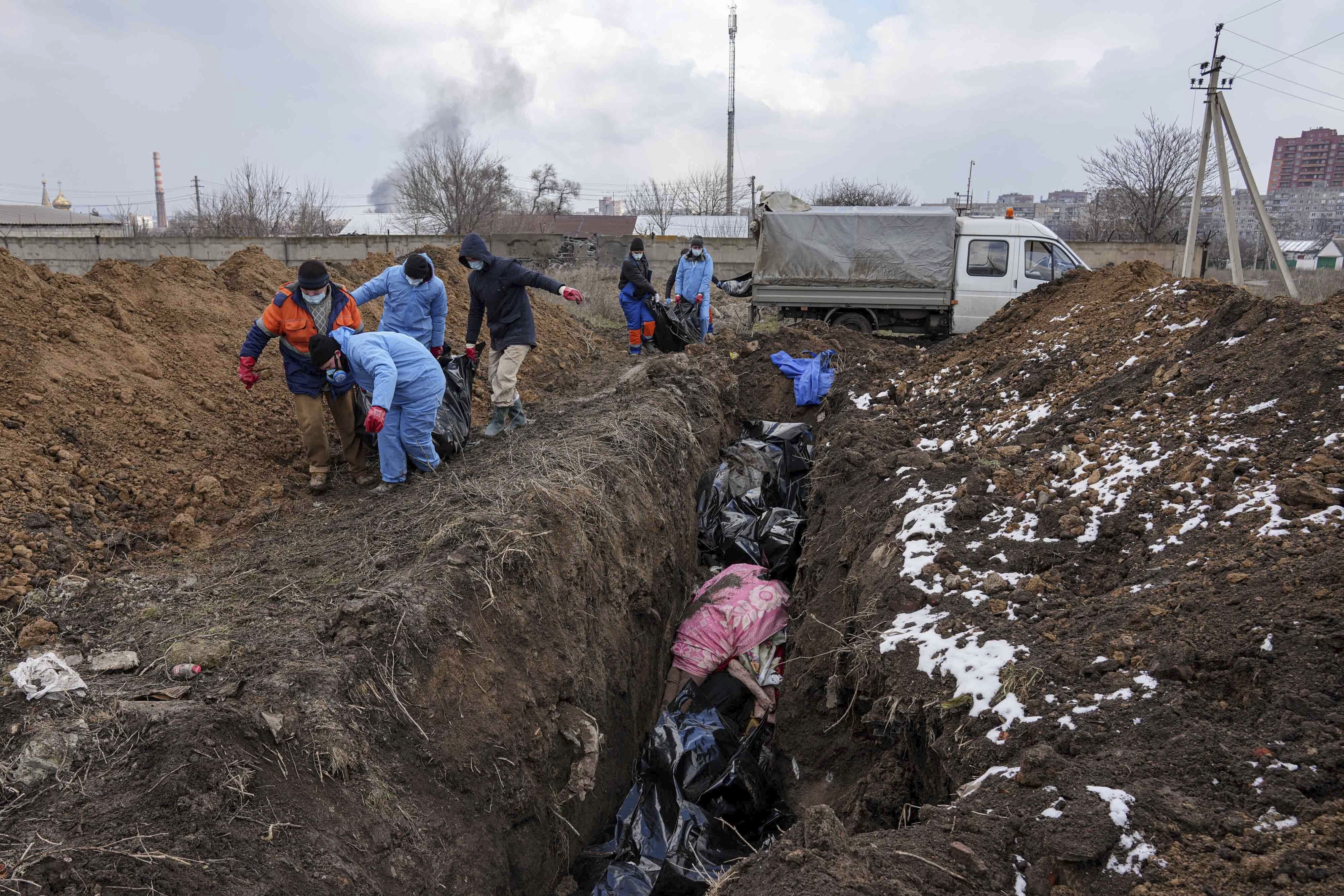▲▼烏克蘭馬力波( Mariupol)屍體無處埋，只能丟進壕溝成亂葬崗。（圖／達志影像／美聯社）