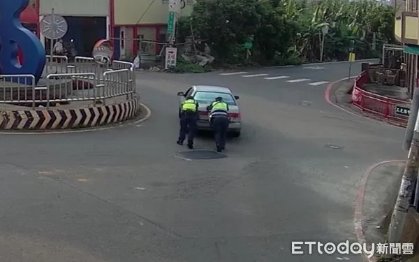 ▲彰化民眾開車到南投時車輛拋錨卡路中，員警徒手推車化解危機（下同）。（圖／記者高堂堯翻攝）
