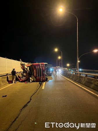 ▲▼聯結車過彎翻車，車斗內木屑散落車道             。（圖／記者陳以昇翻攝）