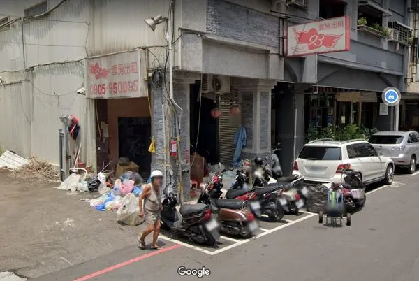 ▲興中街惡火6死，房東瘋狂囤物癖連Google街景都拍到。（圖／翻攝Google街景）