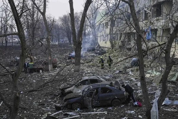 ▲▼烏克蘭馬力波婦幼醫院遭到俄羅斯軍隊空襲轟炸。（圖／達志影像／美聯社）