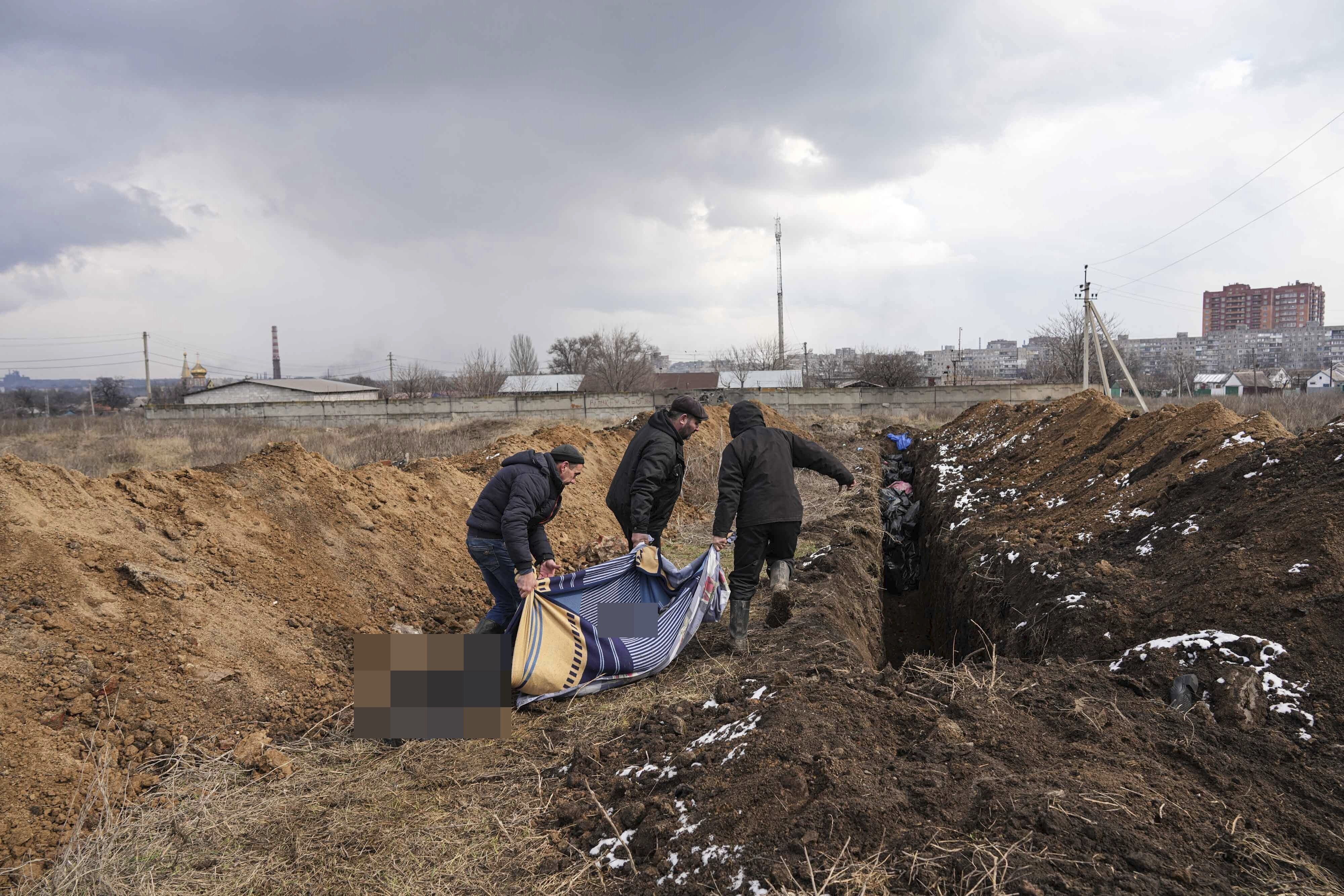 ▲▼烏克蘭馬力波( Mariupol)屍體無處埋，只能丟進壕溝成亂葬崗。（圖／達志影像／美聯社）