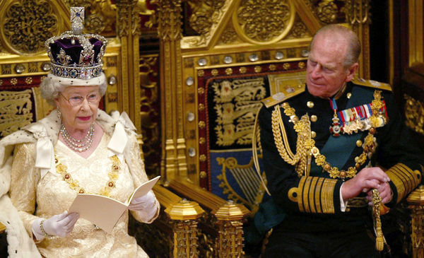▲▼2002年英國上議院國會開幕大典，伊莉莎白女王在菲利普親王的陪同下發表演說。（圖／達志影像／美聯社）