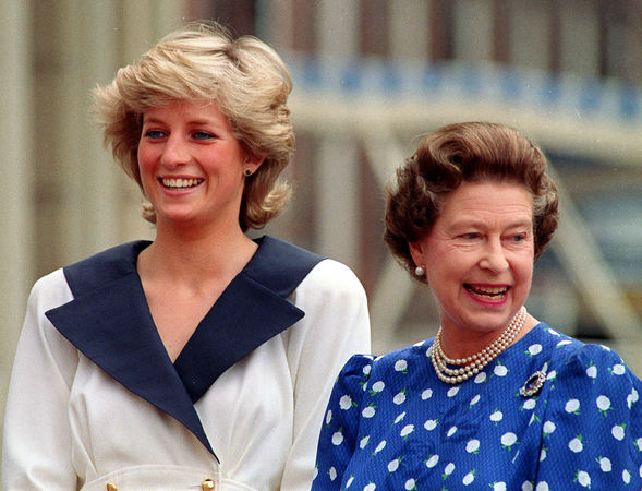 ▲▼1987年的英國女王伊莉莎白二世與黛安娜王妃。（圖／達志影像／美聯社）