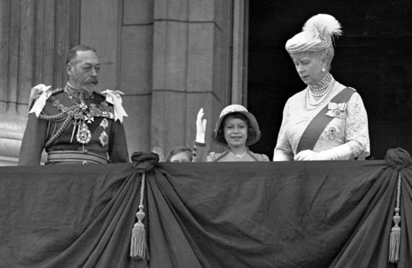 ▲▼1935年9歲的伊莉莎白二世和祖父喬治五世、祖母瑪麗皇后。（圖／達志影像／美聯社）