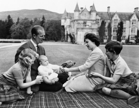 ▲▼1960年英國女王伊莉莎白二世和夫婿菲利普親王，與三名子女查爾斯王儲、安妮公主及安德魯王子。（圖／達志影像／美聯社）