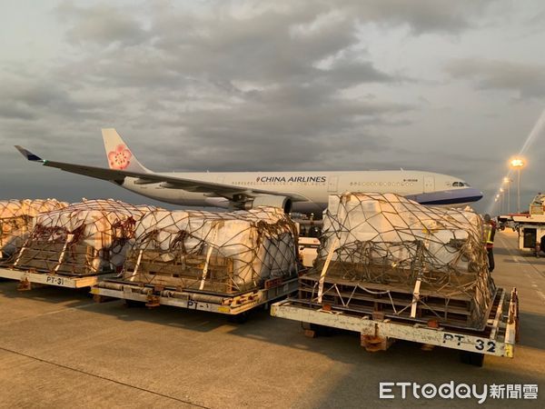 ▲華航於3月3日特別派遣A330-300客機飛航琉球-台北載貨，協助琉球當地農林水產品出口，為疫後琉球國際航班重啟邁出第一步。（圖／華航提供）