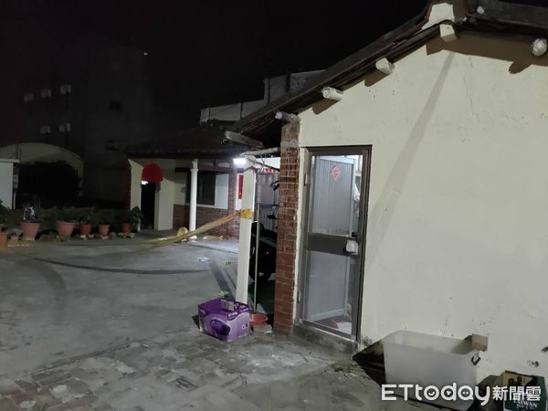 ▲台南市佳里區晚上發生1起情殺命案，42歲越南籍阮姓女子，疑遭其越南籍男友持刀刺殺左胸心臟部位，經送醫急救仍傷重不治身亡，警方封鎖現場調查蒐證。（圖／記者林悅翻攝，下同）