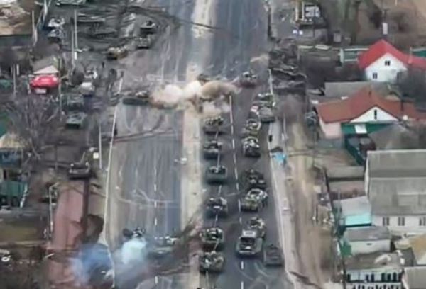 俄軍戰車被當靶子打。（圖／翻攝自推特／烏克蘭國防情報局）