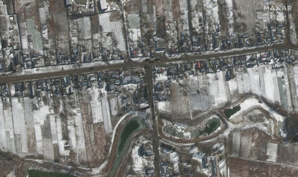 ▲▼  距離烏克蘭首都基輔不遠的城鎮奧澤拉（Ozera），可見俄軍及其裝備。（圖／路透）