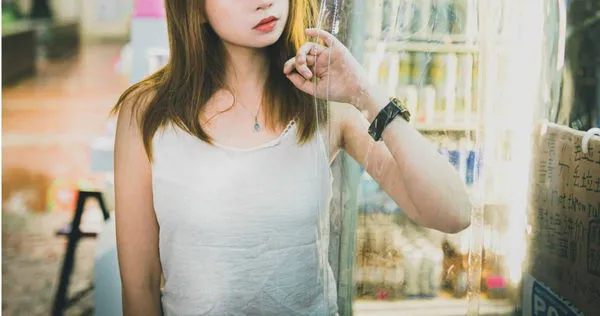 不穿內衣性暗示？引起網友討論。（示意圖／PAKUTASO）