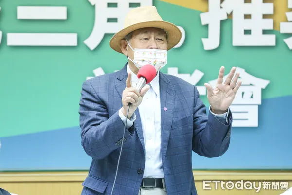 ▲前屏東縣長曹啟鴻出席「屏東鐵三角 推昇大南方」記者會。（圖／記者林敬旻攝）