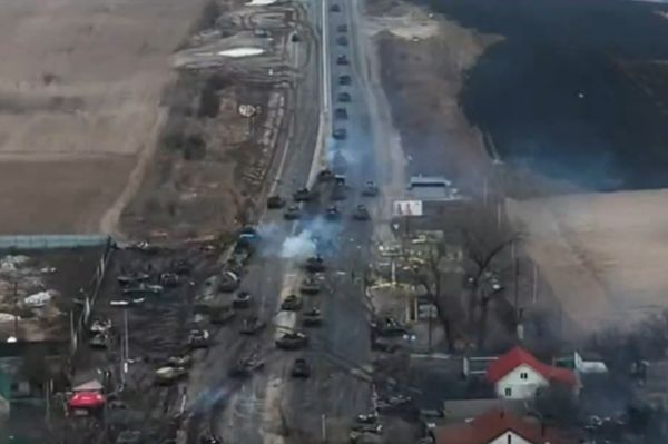 ▲▼俄羅斯坦克車隊遭到突襲。（圖／翻攝烏克蘭國防情報局推特）