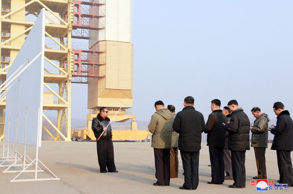 ▲▼北韓官媒朝中社3月11日發布金正恩前往西海衛星發射場視察照片。南韓媒體稱，西海衛星發射場具備用於發射遠程火箭的發射台，料將藉此名義試射洲際飛彈。（圖／路透）