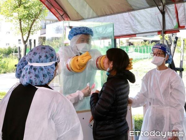 ▲為了防治鹽水區疫情繼續擴大，台南市政府特別在鹽水區加開快篩站場次，供鹽水區居民免費進行快篩，台南市長黃偉哲11日早上也前往鹽水區衛生所快篩站視察情況。（圖／記者林悅翻攝，下同）