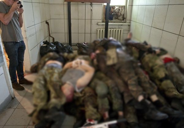 ▲▼2014年5月27日，烏克蘭頓內茨克（Donetsk）親俄武裝份子在機場附近與烏克蘭政府軍發生衝突，陣亡者遺體被堆積在太平間。（圖／達志影像／美聯社）