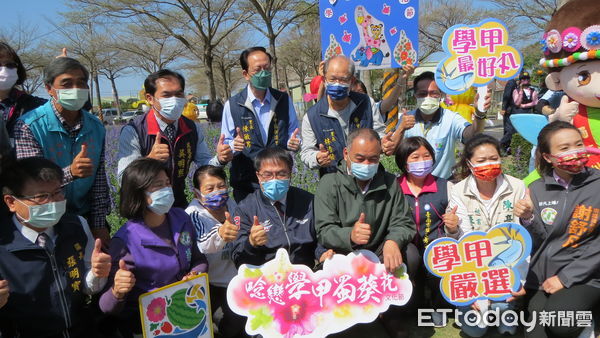 ▲台南市長黃偉哲在學甲蜀葵花田的「粉萼鼠尾草」前，呼籲大家來賞花。（圖／記者林悅翻攝，下同）