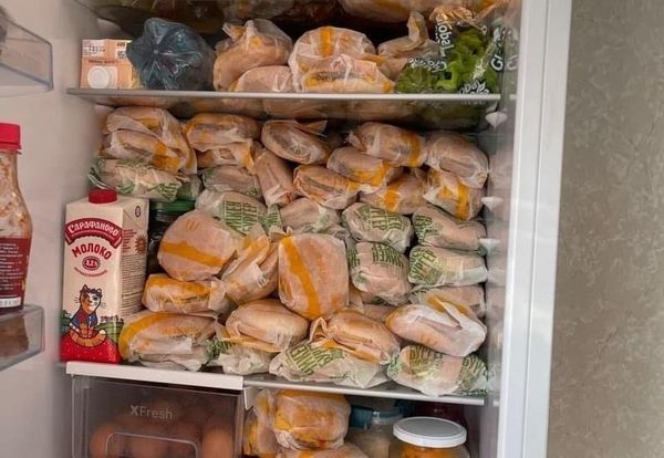 俄國網友囤積大量麥當勞漢堡塞滿冰箱，引起熱議。（翻攝自reddit）