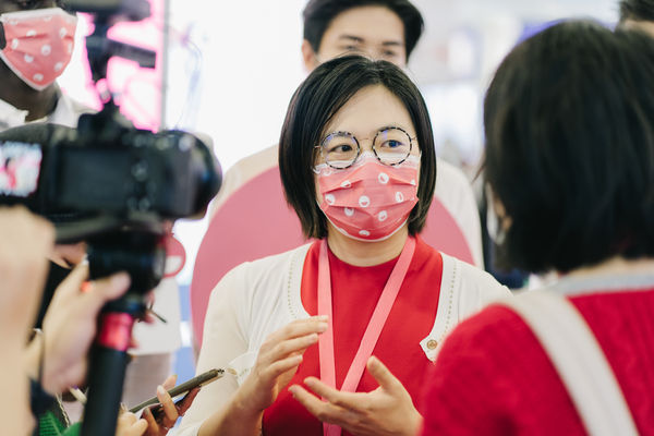▲▼CC透明牙套粉紅旋風吹進台灣市場　愛美人士新選擇。（圖／業者提供）