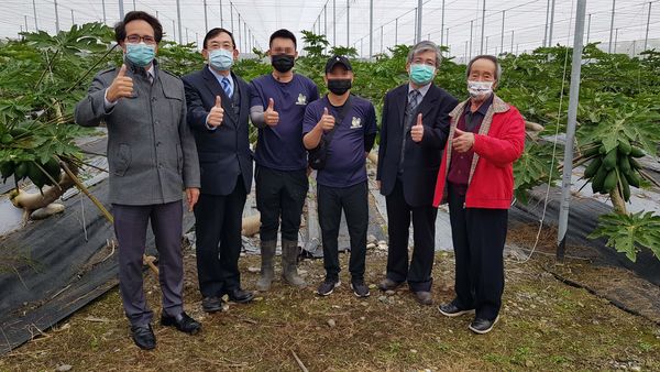 ▲▼更生保護會邢泰釗董事長等人至臺東探望更生人阿明的果園。（圖／更生保護會提供）