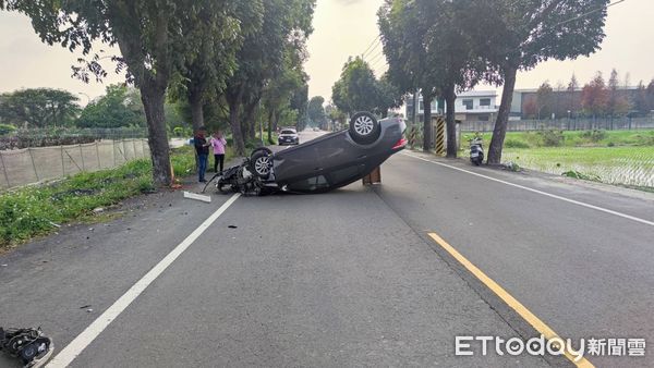 ▲一輛灰色自小客車由李姓男子駕駛，不明原因自撞路樹造成整輛車翻覆，不僅右側車頭嚴重毀損車大燈拋飛數公尺、車內氣囊也全炸開，幸運毫髮無傷。（圖／記者蔡佩旻翻攝）