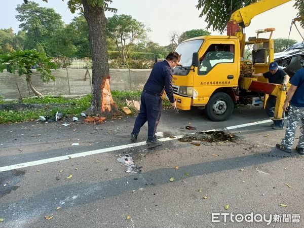 ▲一輛灰色自小客車由李姓男子駕駛，不明原因自撞路樹造成整輛車翻覆，不僅右側車頭嚴重毀損車大燈拋飛數公尺、車內氣囊也全炸開，幸運毫髮無傷。（圖／記者蔡佩旻翻攝）