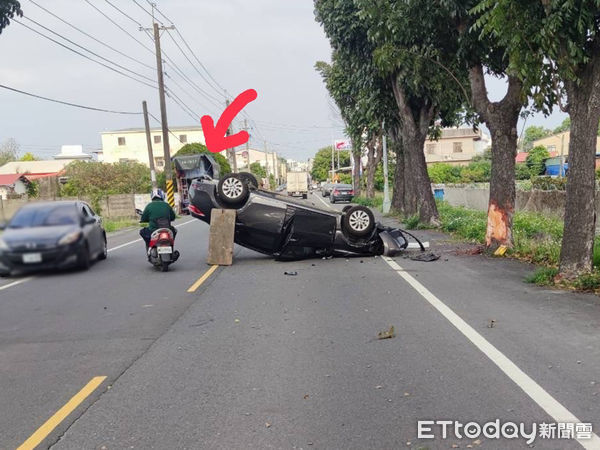 ▲一輛灰色自小客車由李姓男子駕駛，不明原因自撞路樹造成整輛車翻覆，不僅右側車頭嚴重毀損車大燈拋飛數公尺、車內氣囊也全炸開，幸運毫髮無傷。（圖／記者蔡佩旻翻攝）