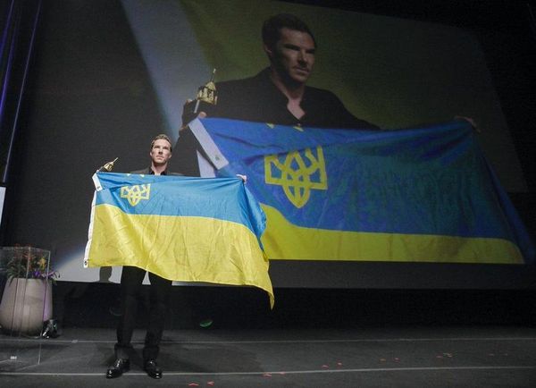 ▲班奈狄克康柏拜區揮舞烏克蘭國旗。（圖／翻攝自SBIFF官方推特）