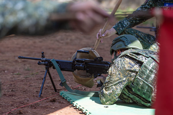 ▲▼召員實施M249班用機槍10公尺射擊。（圖／軍聞社提供）