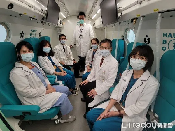 ▲成大醫院高壓氧暨傷口整合治療中心，11日舉行開幕儀式，設有高壓氧單人艙及多人艙各1台，並有傷口整合特別門診及傷口治療室，可提供各式困難傷口處理、衛教、諮詢及高壓氧相關之臨床治療。（圖／記者林悅翻攝，下同）